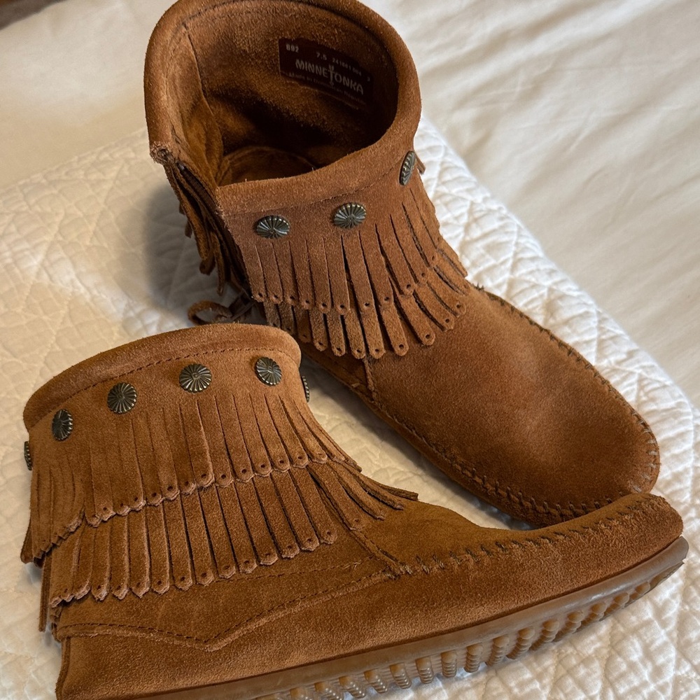 Minnetonka Tan Suede Fringe Moccasins